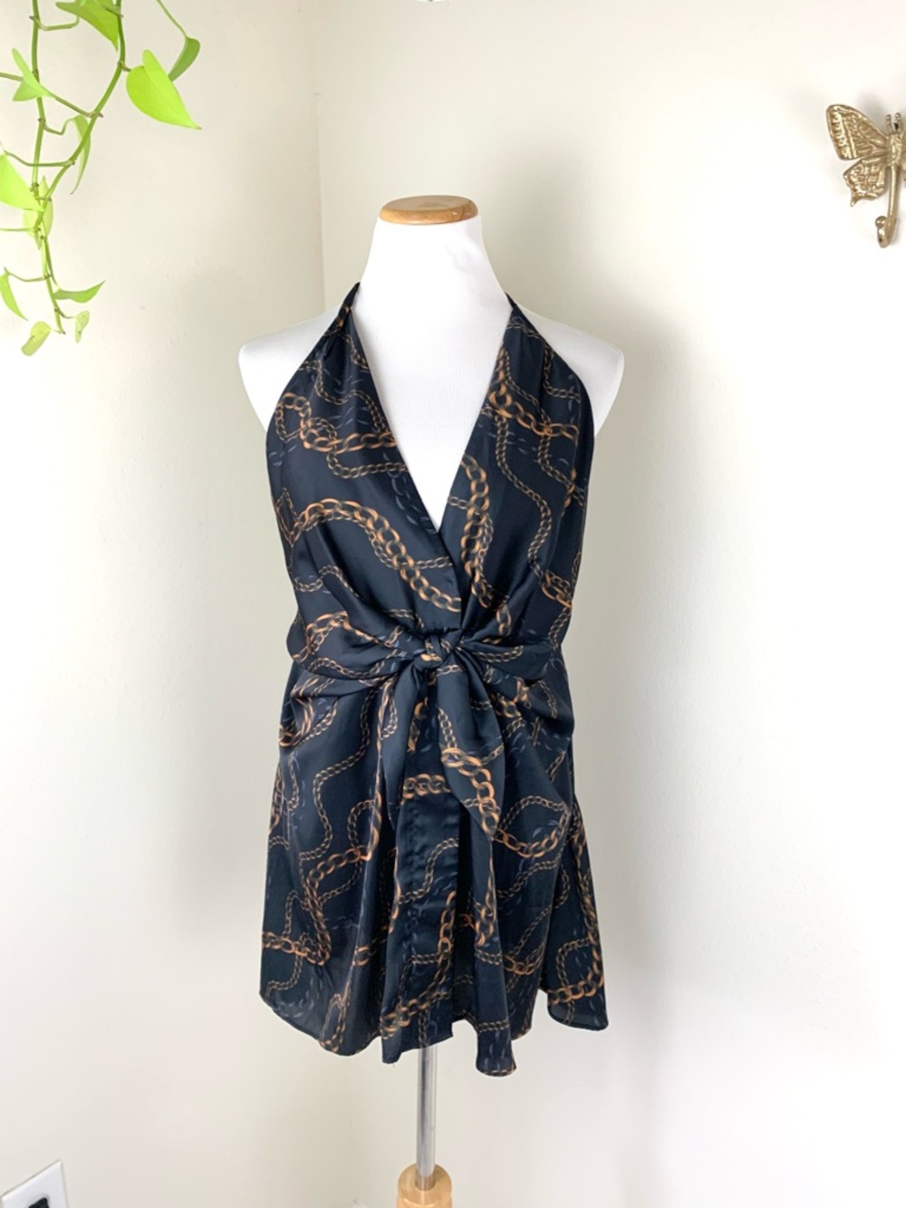 L’Academie The Karsci Chain-Print Halter Mini Dress in Black and Gold - Picture 2 of 10